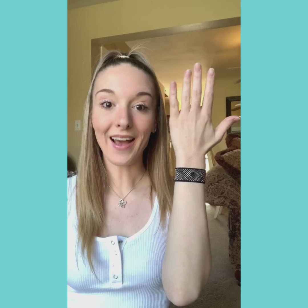 Sofia Duo acupressure bracelets in stylish beige and blue for natural nausea relief. Woman waving at the camera with a teal border